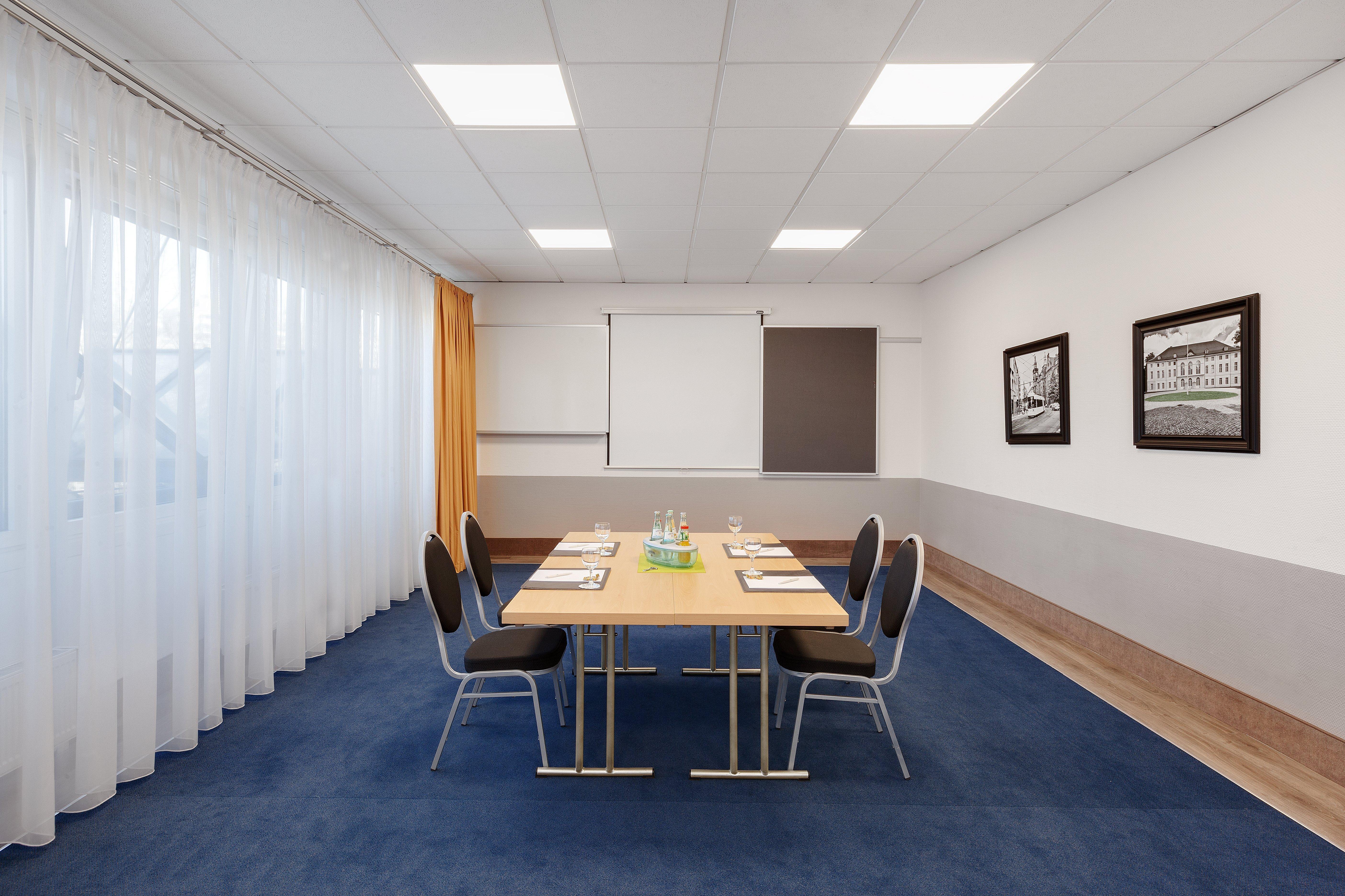 Holiday Inn Berlin City-East Landsberger Allee, An Ihg Hotel Бизнес снимка